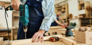 Artisan charpentier avec son outillage électroportatif