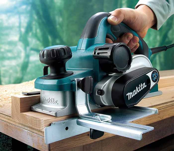 Artisan utilisant un outillage électroportatif Makita