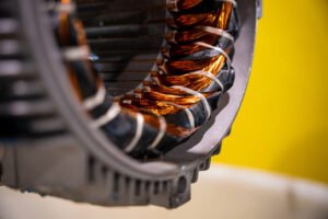 Bobinage d'un moteur électrique dans l'atelier Arthur