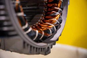 Bobinage d'un moteur électrique dans l'atelier Arthur