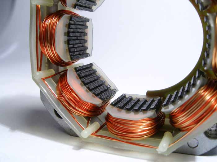 Bobinage de moteurs électriques sur fond blanc