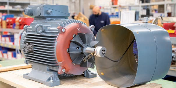 Moteur électrique à aimant avec le cache démonté