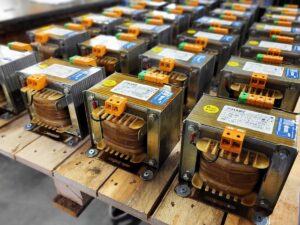 Transformateurs électriques sur des palettes
